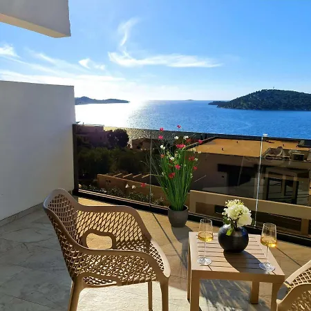 Villa Villa Ramarin 3 With Infinity Heated Pool, Jacuzzi And Sauna By The Sea In Rogoznica Villa