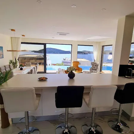 Villa Villa Ramarin 3 With Infinity Heated Pool, Jacuzzi And Sauna By The Sea In Rogoznica